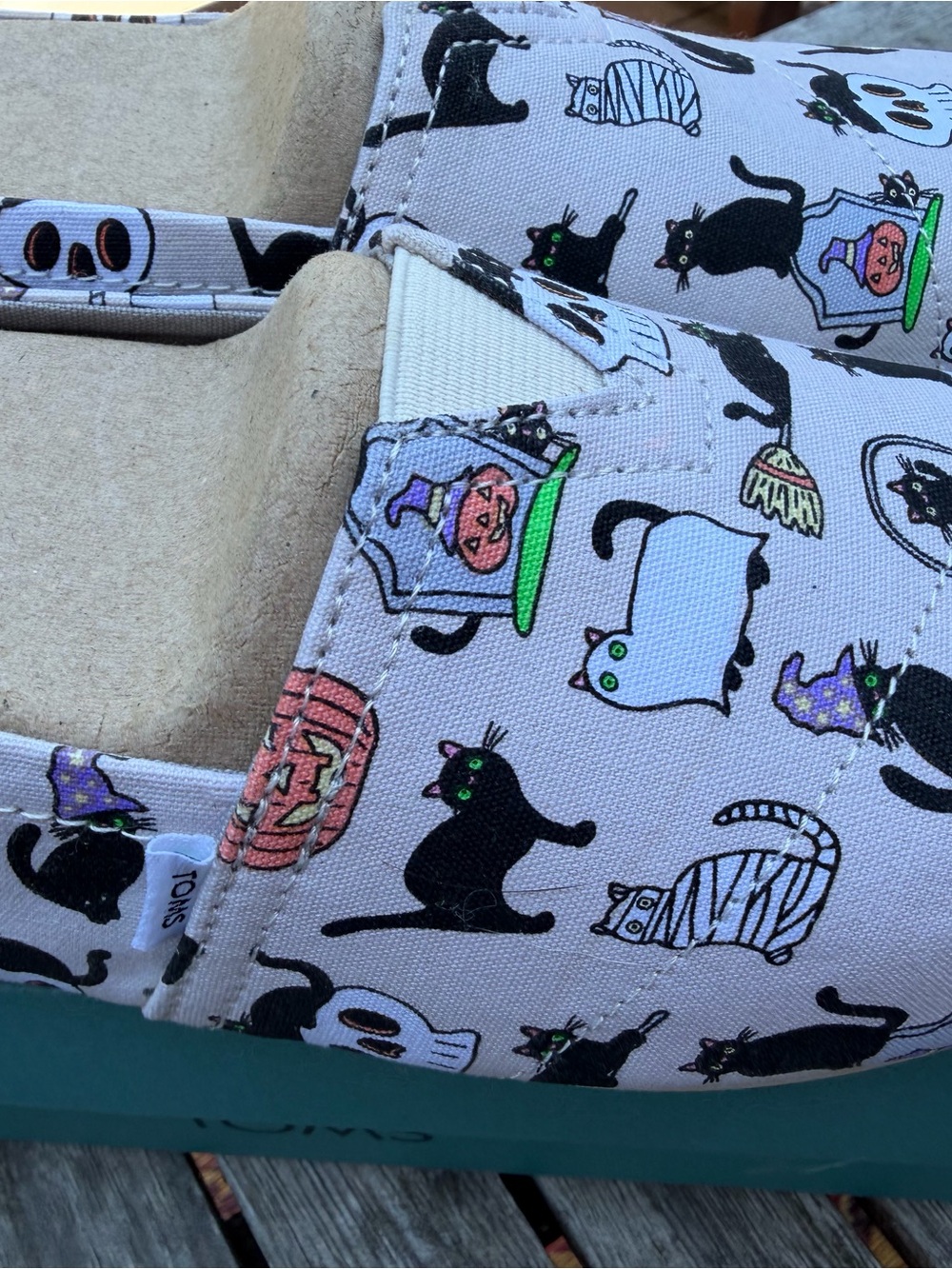 NWT TOMS Belmont Halloween Cats Glow in the Dark Slip-Ons Size 9 - Picture 2 of 7